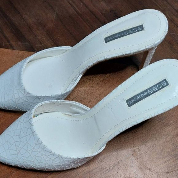 BCBG Generation Size 9 White Heels - Picture 4 of 9